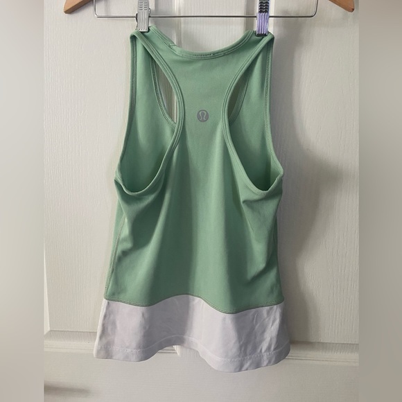 Lululemon Razorback tank size 6/8 - Picture 2 of 2